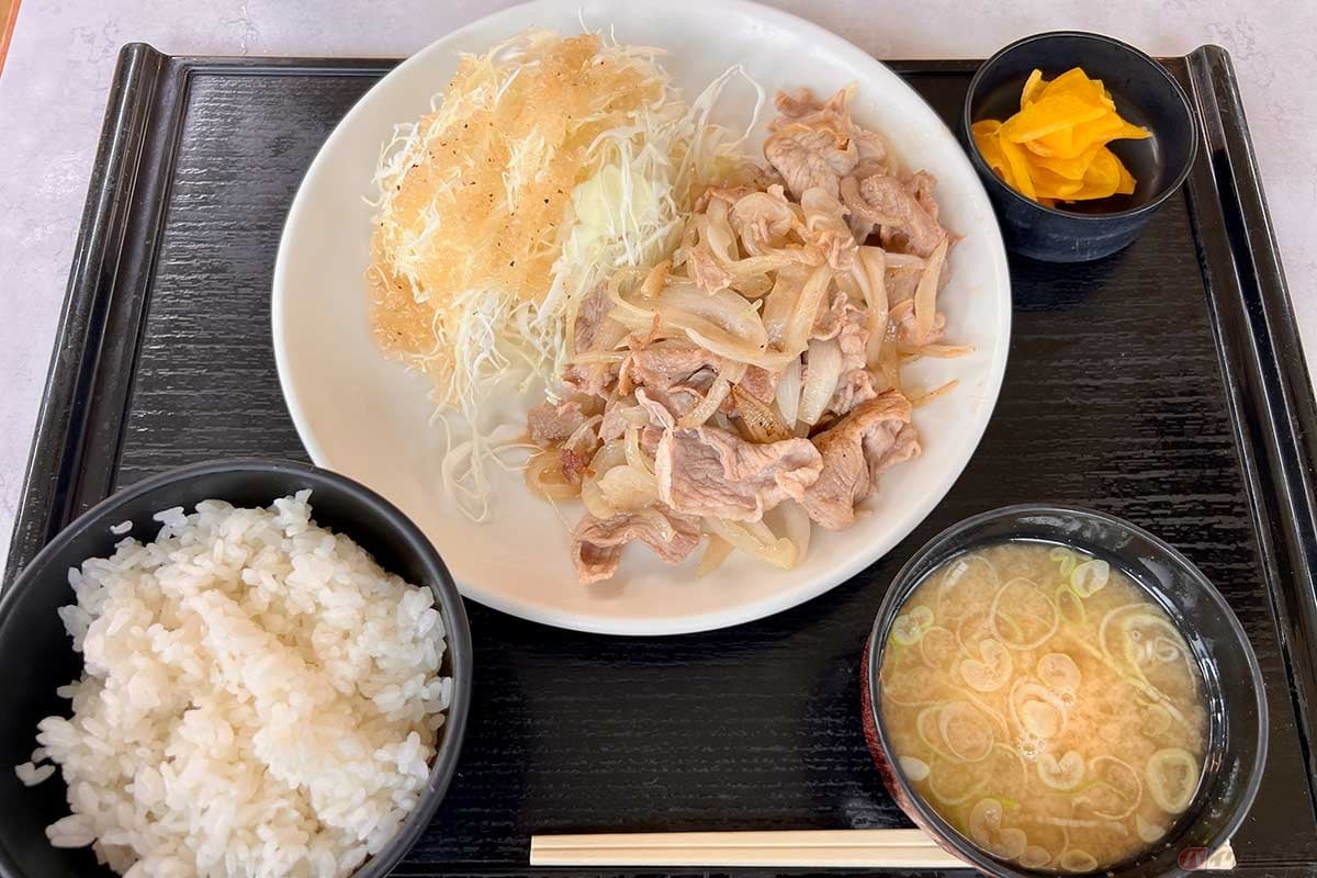 関越道「三芳PA」(下り)の「キッチンおはやし」で食した「鹿児島県産黒豚焼肉定食」(1300円)は、焼肉、キャベツの千切り、ご飯、味噌汁という王道の構成。味付けも好印象だった