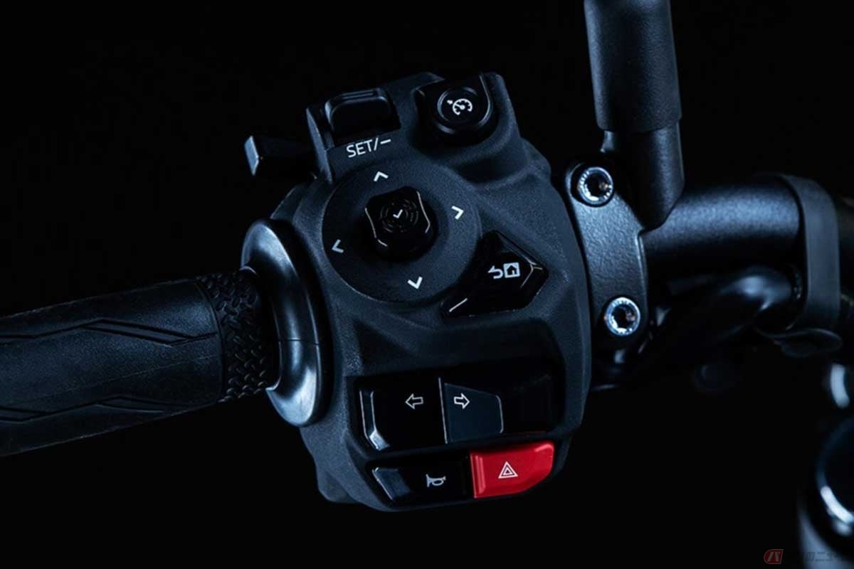 ヤマハ「MT-09」のハンドル左スイッチ。近年の電子化が進んだバイクはハンドルに沢山のスイッチを装備するが、ウインカーやホーンなど主要な操作スイッチには国際基準の「図柄」による操作装置識別表示が施される