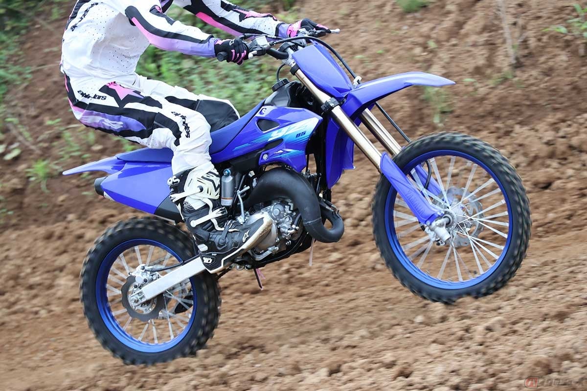 ヤマハ「YZ」シリーズの小排気量2ストマシン「YZ85LW」（2027年型）に試乗する筆者（青木タカオ）