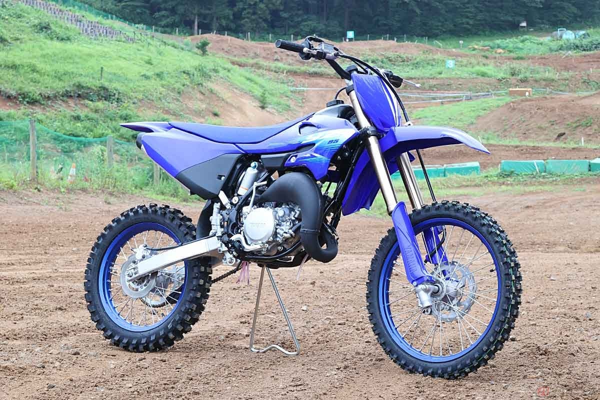 信頼性と扱いやすさの向上を追求して全面刷新されたヤマハ「YZ85LW」(2027年型)。フロント19/リア16インチのホイールを装備。排気量84ccの水冷2ストローク単気筒エンジンを搭載。始動はキック式