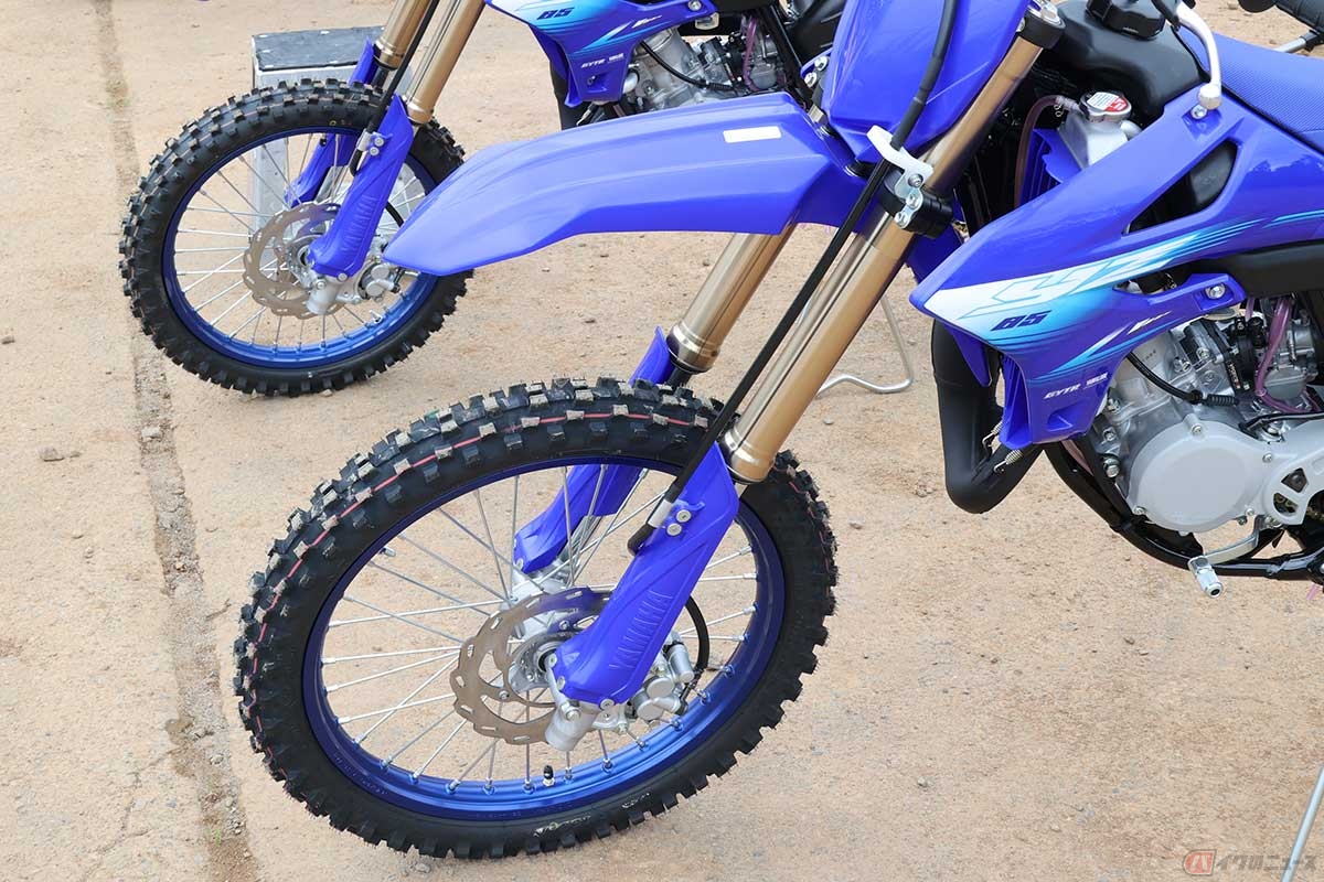 フロント19インチサイズのホイールを装備する「YZ85LW」（手前）と、フロント17インチサイズのホイールを装備する「YZ85」（奥）