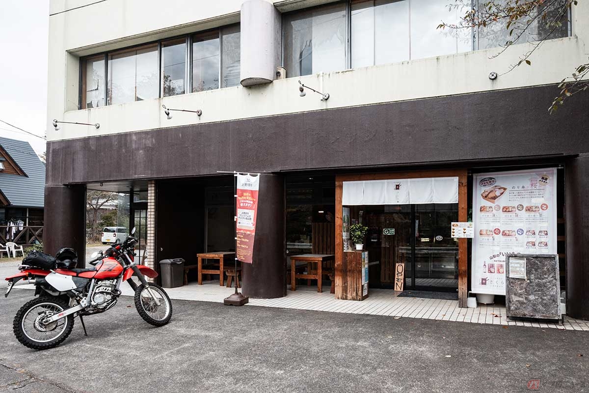 上野原市、大野貯水池の向かいにある「のり弁専門店　さくら」は、その名の通り「のり弁」の専門店。外にテーブル席が用意されている
