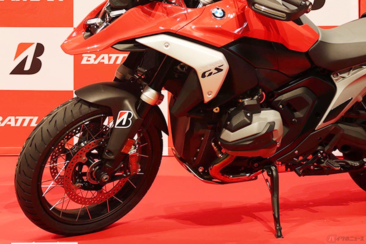 新製品「BATTLAX ADVENTURE A42」。2027年は6サイズ（フロント用3サイズ、リア用3サイズ）を発売予定
