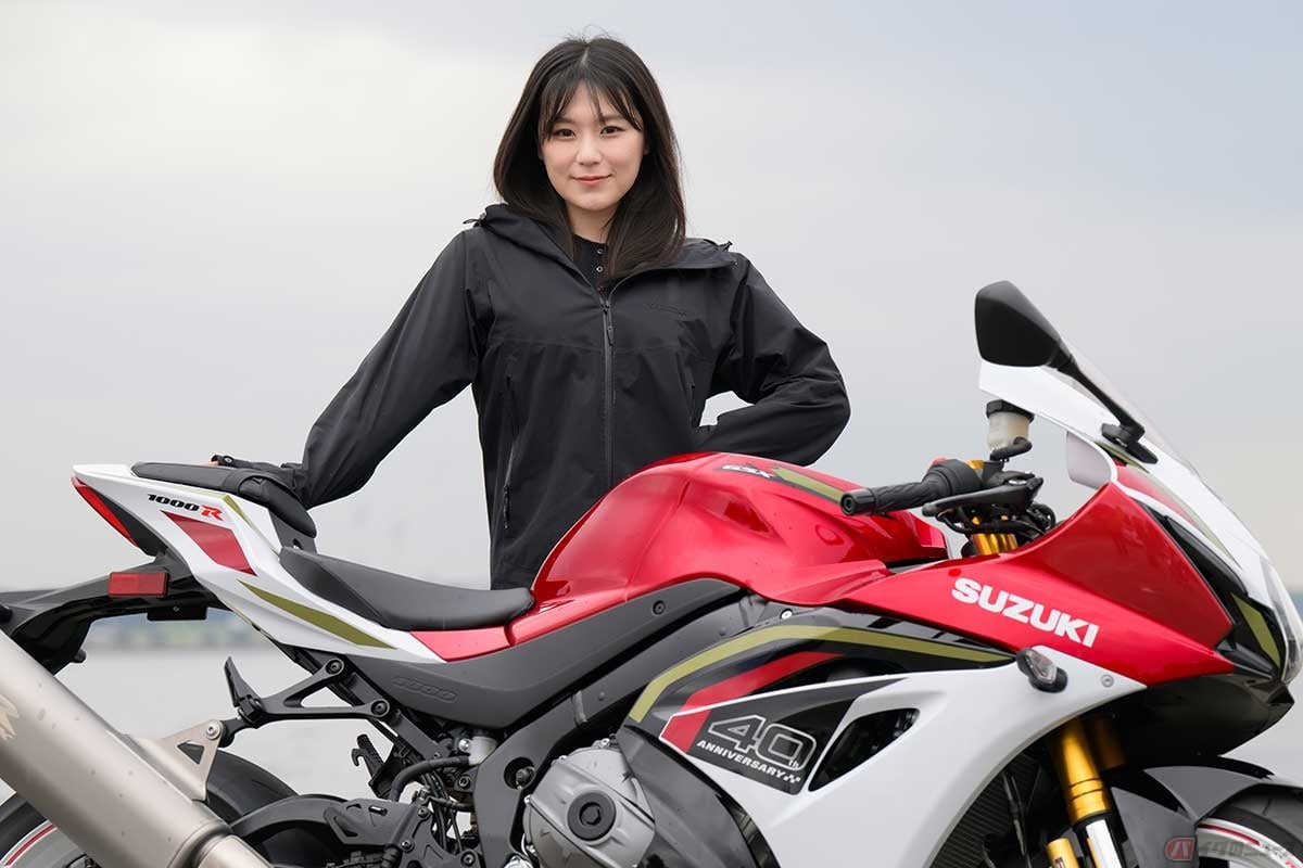 スズキ「GSX-R1000R」(2026年モデル)と、バイク女子の高梨はづきさん。「GSX-R」シリーズ40周年を記念するグラフィックは全3種類。そのなかのひとつ「キャンディーダーリングレッド/パールテックホワイト」に試乗