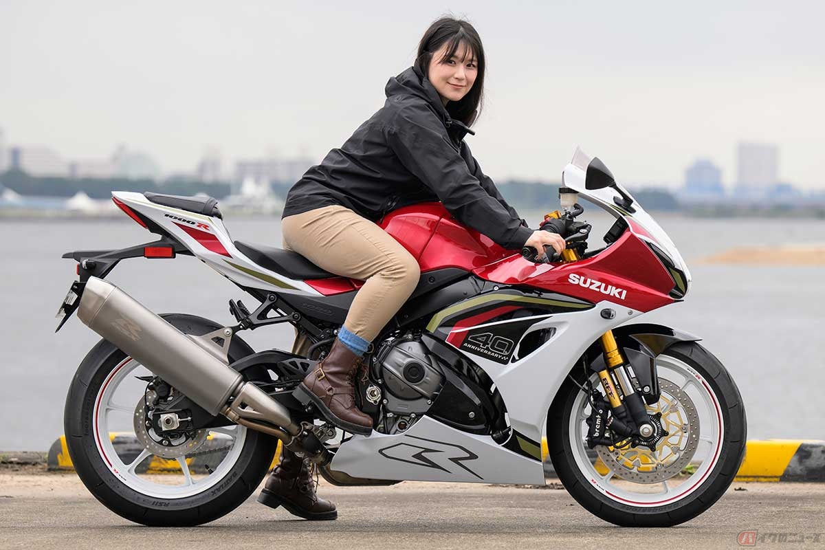 シート高825mmのスズキ「GSX-R1000R」（2026年モデル）に、身長158cmの高梨はづきさんがまたがった状態。両足ではつま先がなんとか地面に届く程度。片足なら車体を支えることができた