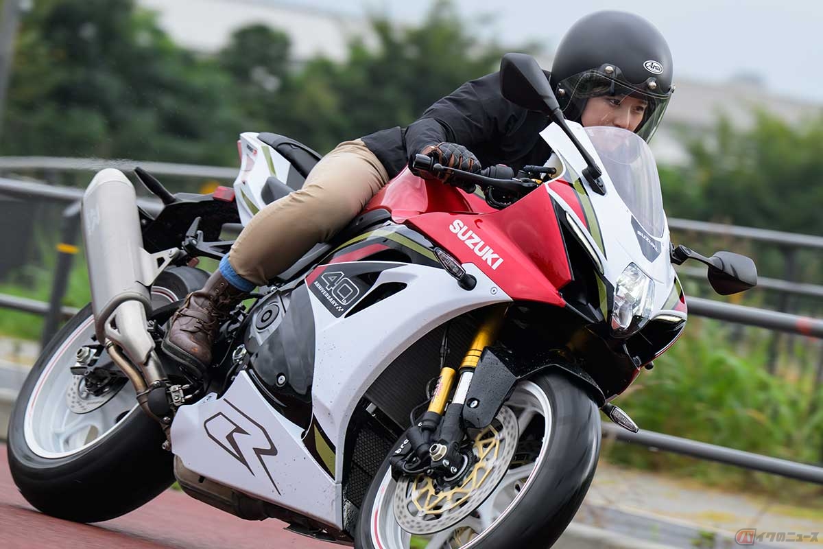 スズキ「GSX-R1000R」（2026年モデル）に試乗する、バイク女子の高梨はづきさん。曲がりたい方向へ自然に向きを変えていける感覚があって、とにかくコーナリングが楽しい