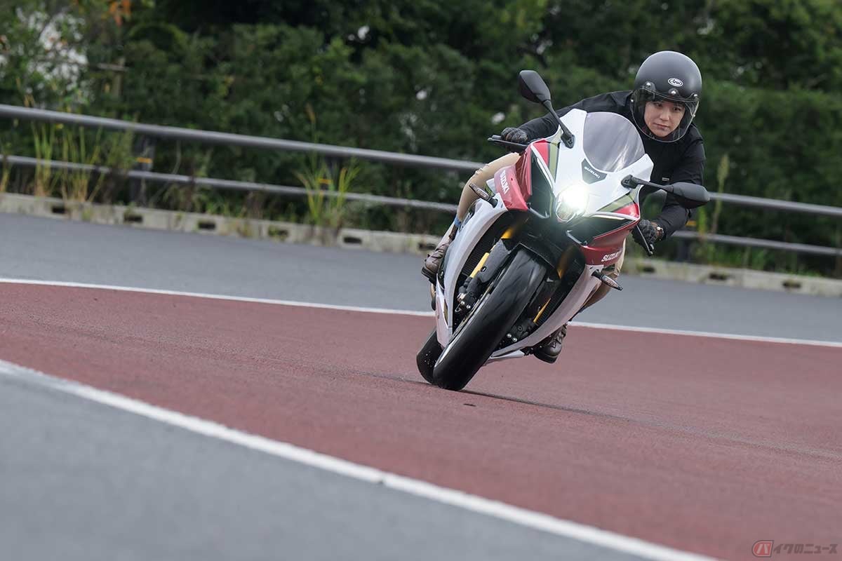 スズキ「GSX-R1000R」(2026年モデル)に試乗する、バイク女子の高梨はづきさん。あいにくの雨の中でも、力強さと安心感で「もう少し乗っていたい」と思えるバイクだった