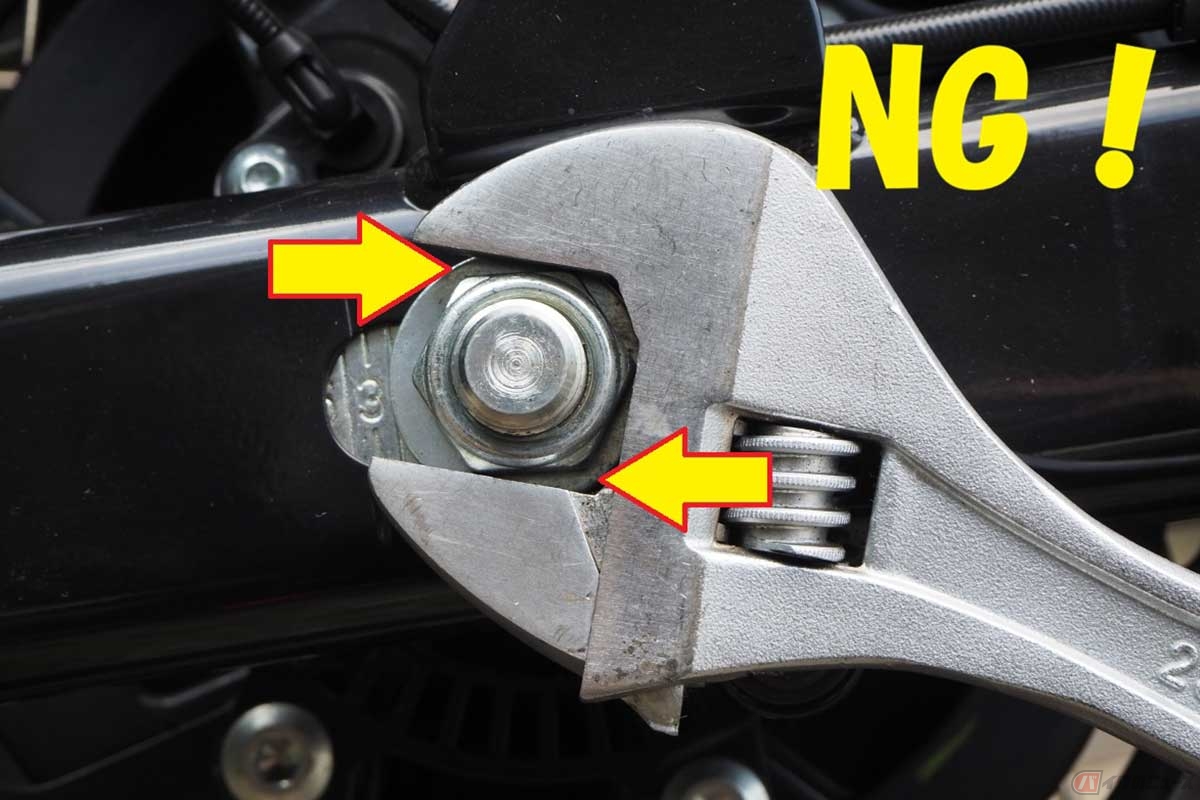 アゴとボルトやナットに隙間がある状態で作業するのは絶対NG！　相手を傷めたり、作業中にモンキーレンチが外れる危険がある