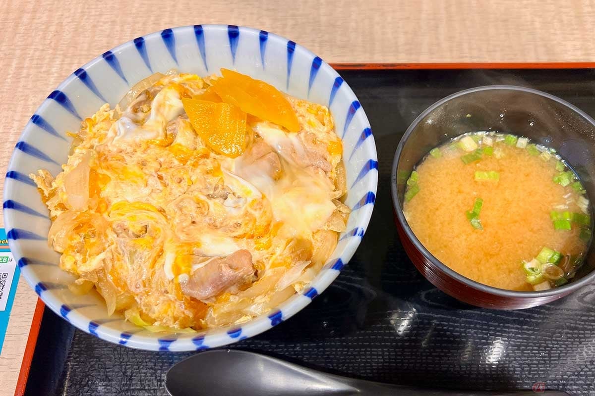 上信越道「小布施PA」(上り)の「信州福味鶏親子丼」(1080円)は、信州産の銘柄鶏を使ったやさしい味わいが印象的。味噌汁とのシンプルなセット