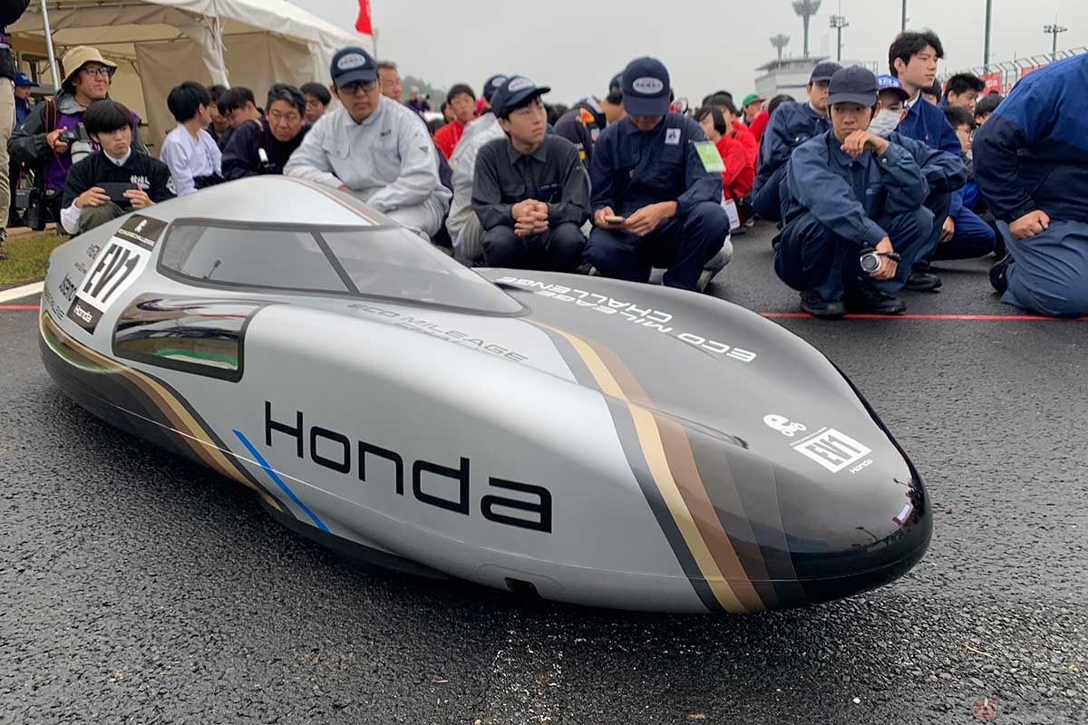 2日間の日程で開催された『本田宗一郎杯 Hondaエコマイレッジチャレンジ2026 第45回全国大会』決勝日の朝、開会式に集まった参加者の前には、ホンダ社内チームが製作した2代目となる「電動クラス」競技用試作車が現れた。とても小さく、低い。社内の女性社員がドライバーを務める