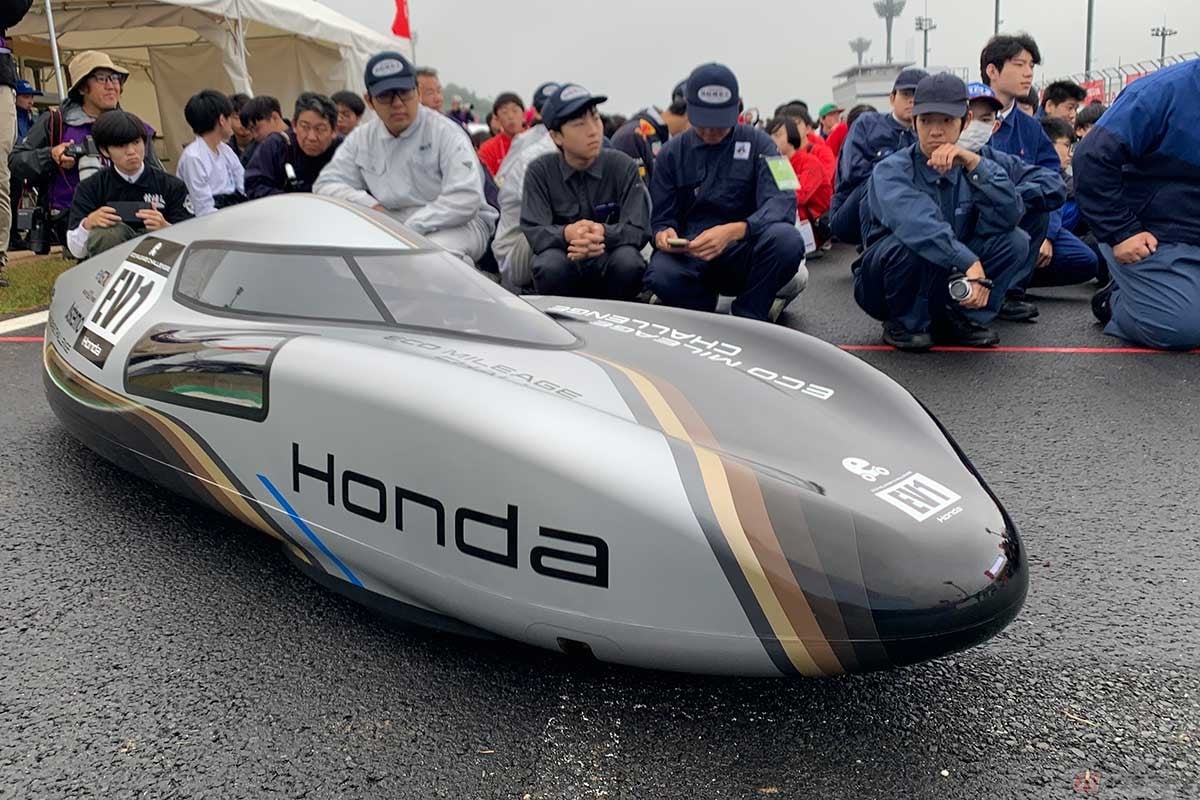 2日間の日程で開催された『本田宗一郎杯 Hondaエコマイレッジチャレンジ2026 第45回全国大会』決勝日の朝、開会式に集まった参加者の前には、ホンダ社内チームが製作した2代目となる「電動クラス」競技用試作車が現れた。とても小さく、低い。社内の女性社員がドライバーを務める