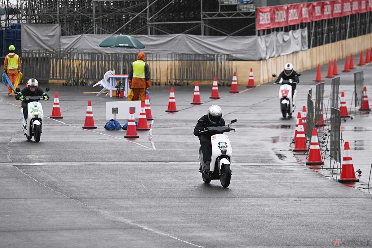 今大会から正式に新設された「電動二輪車クラス」。ホンダの電動スクーター「EM1 e:」をベースに競技用に改造を施す。バッテリーは主催者が用意したものを使うレギュレーション