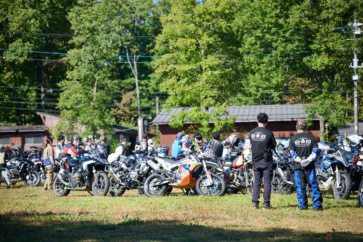 北海道、九州、中国、四国、関東甲信越、近畿から40名を超えるアドベンチャーバイクのエンスージアスト達が集まった。参加車両はBMWモトラッドの「GS」シリーズをはじめ、海外ブランドが多数