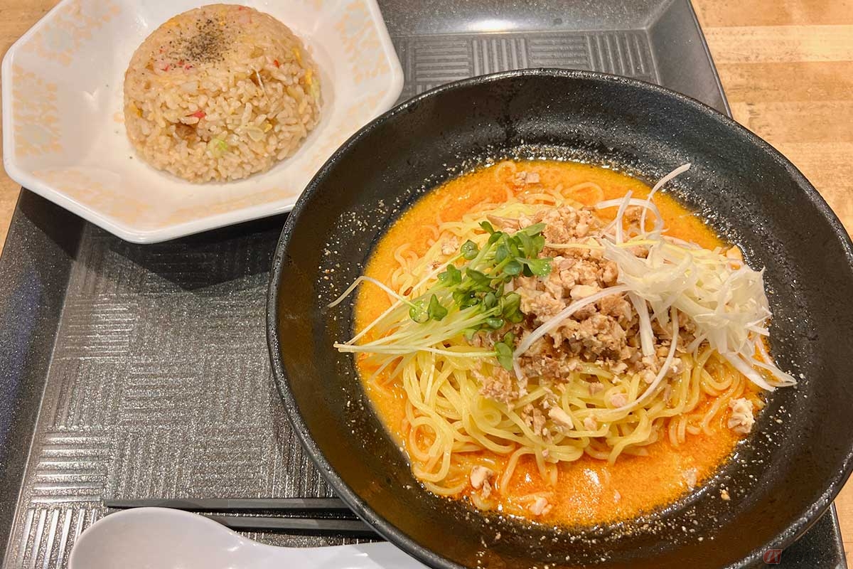 首都高湾岸線「市川PA」の食堂で選んだ「冷やし担々麺半炒飯セット」（1100円）は、暑い日にうってつけのPA飯だった