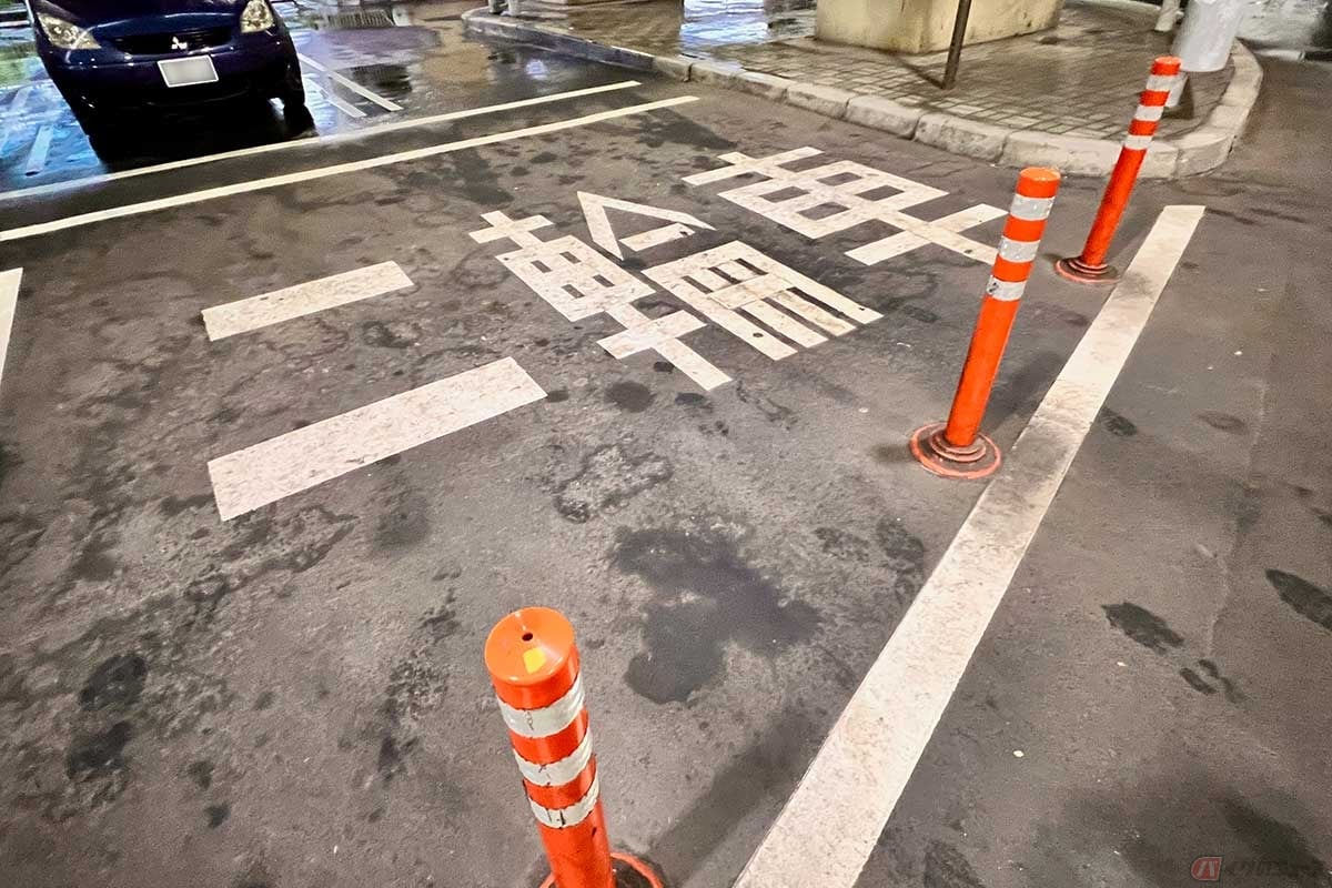 首都高速湾岸線(西行き)の高架下に広がる「市川PA」には、2輪専用の駐車スペースも確保されている